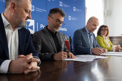 zdjęcie z podpisania umowy z firmą ABM Architektura Nieruchomości z Gliwic - wykonawcą szkoły na osiedlu Budziwój w Rzeszowie, fot. Grzegorz Bukała, Urząd Miasta Rzeszowa